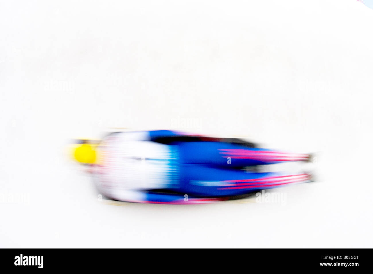 Un squelette racer à vitesse élevée sur l'Olympic Bob-sleigh run, St Moritz, Suisse. Banque D'Images