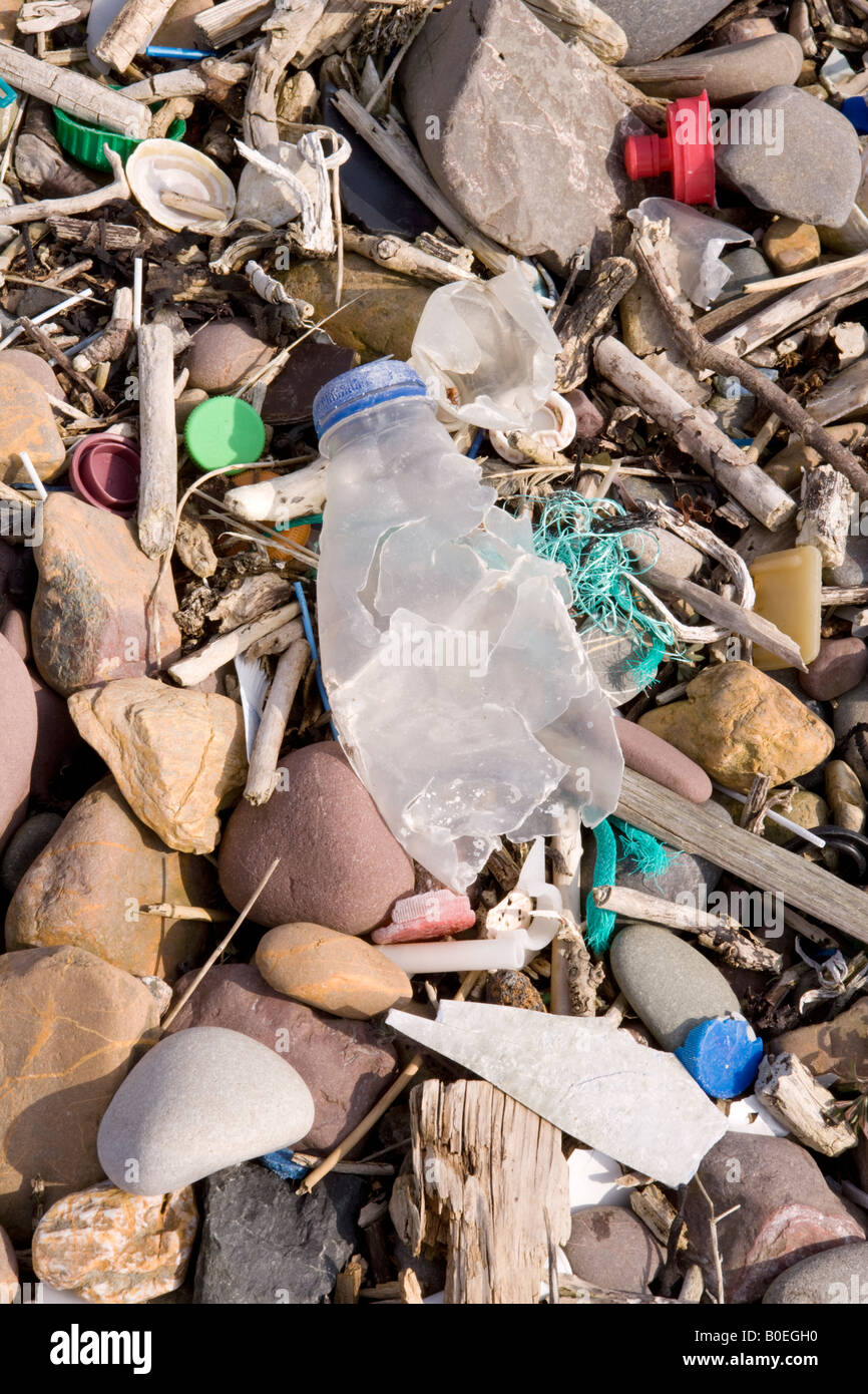 Plage de la mer d'Irlande pollution déchets en plastique sur le rivage à l'highwater mark Scotland UK Banque D'Images