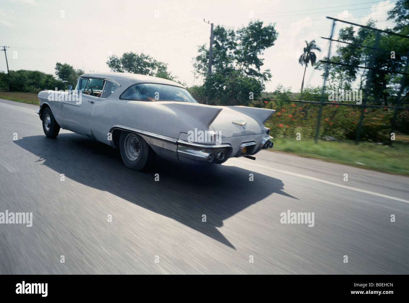 Cuba La Havane Vieille voiture américaine sur la route Banque D'Images