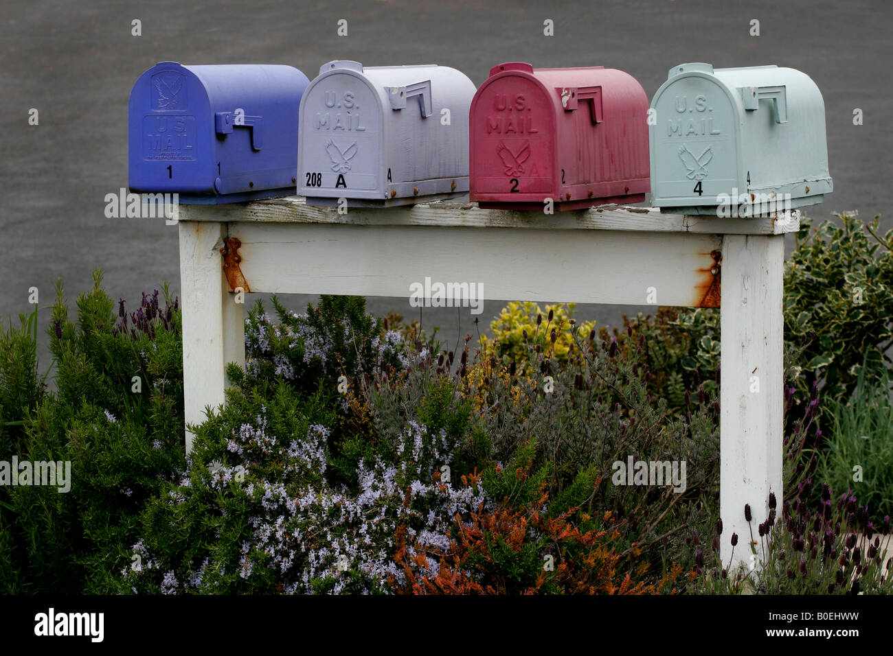 Rangée de boîtes aux lettres colorées Banque D'Images