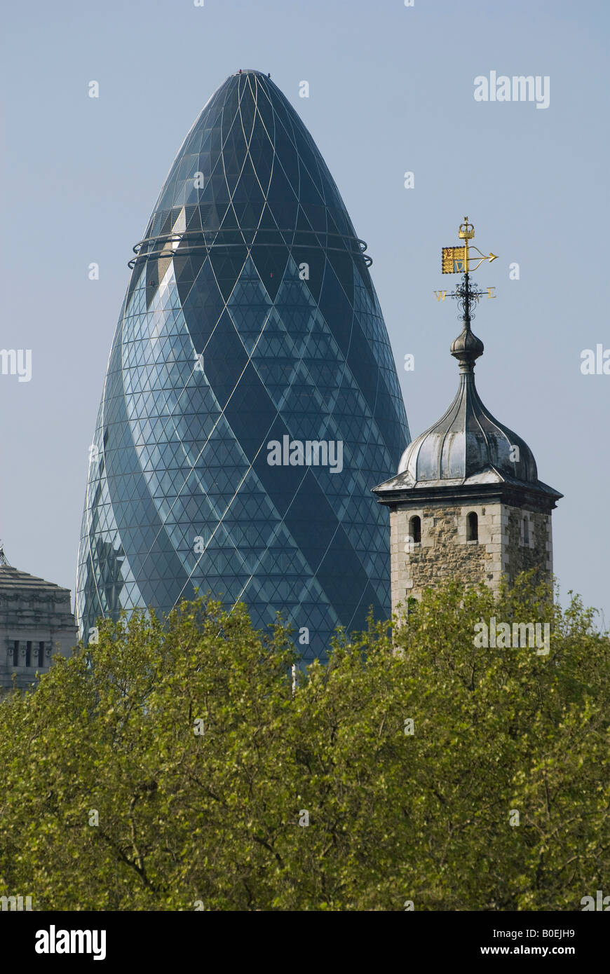 Le gherkin building et tour de Londres, Londres, Angleterre Banque D'Images