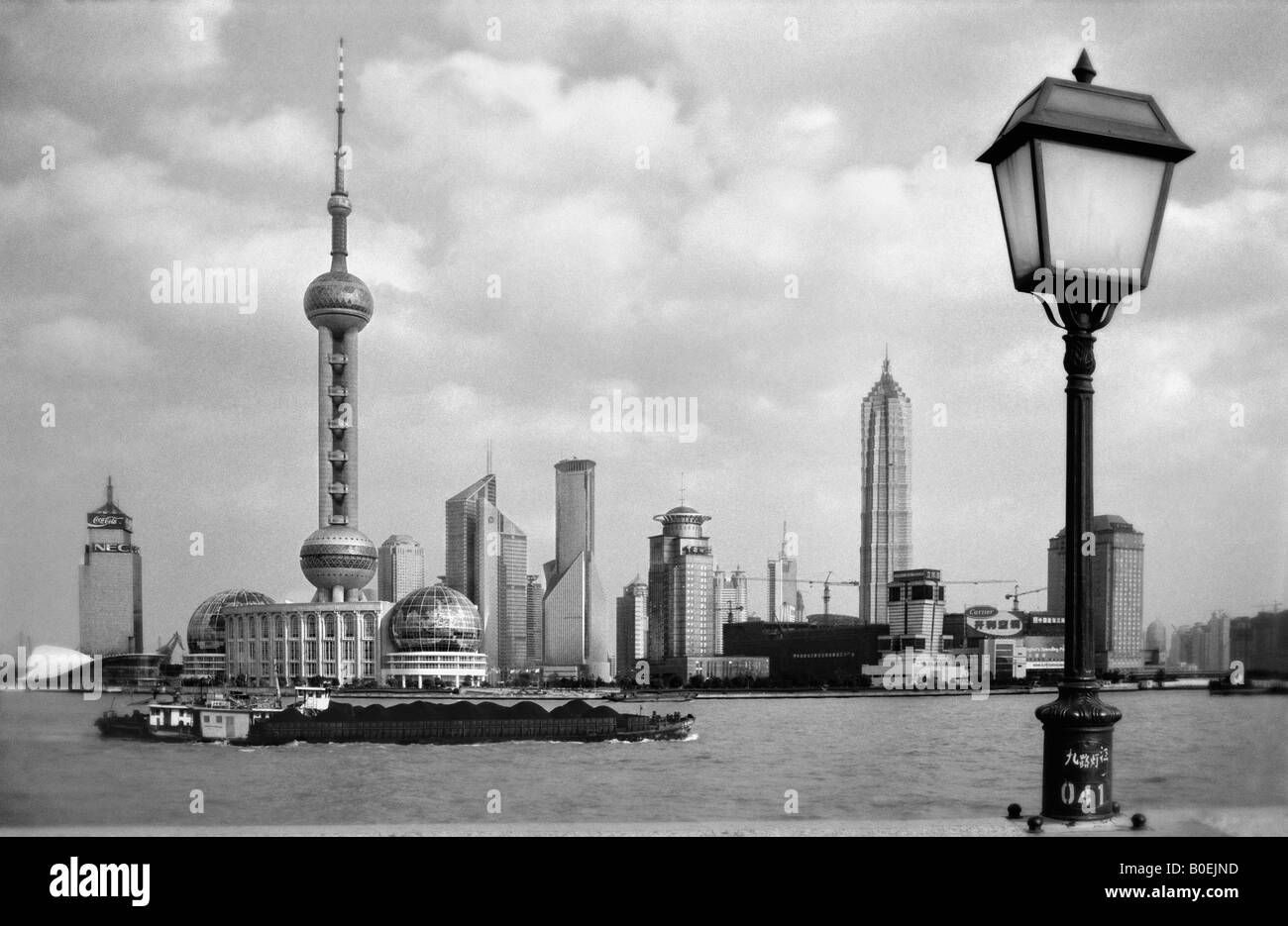 Vue depuis le Bund de Shanghai avec un chaland ciel en arrière-plan Banque D'Images