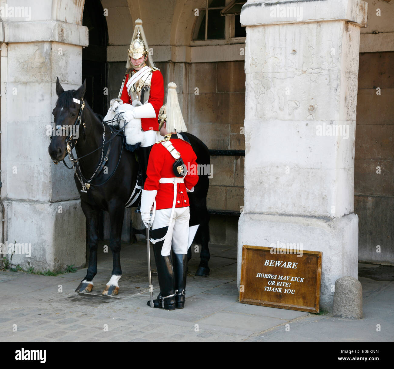 La relève de la garde près de Whitehall, Londres Banque D'Images