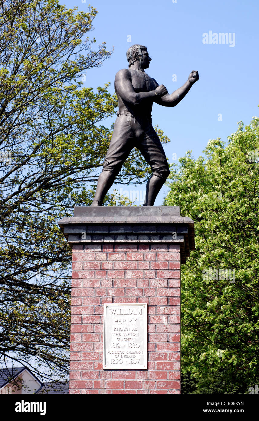 William Perry, le Tipton Slasher, statue, Tipton, West Midlands, England, UK Banque D'Images