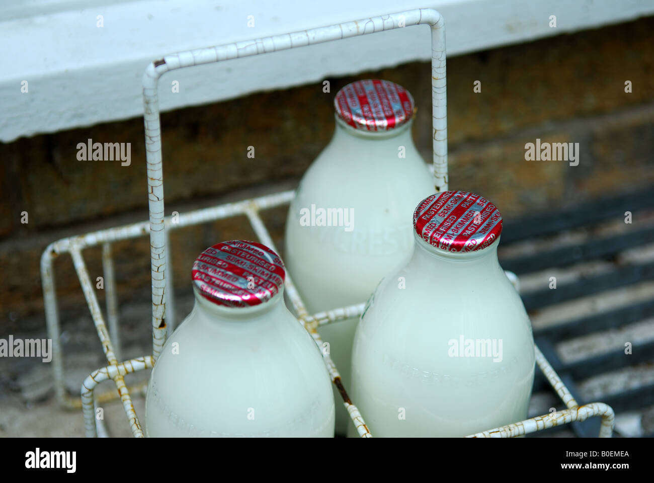 Litre de lait sur la porte. Banque D'Images