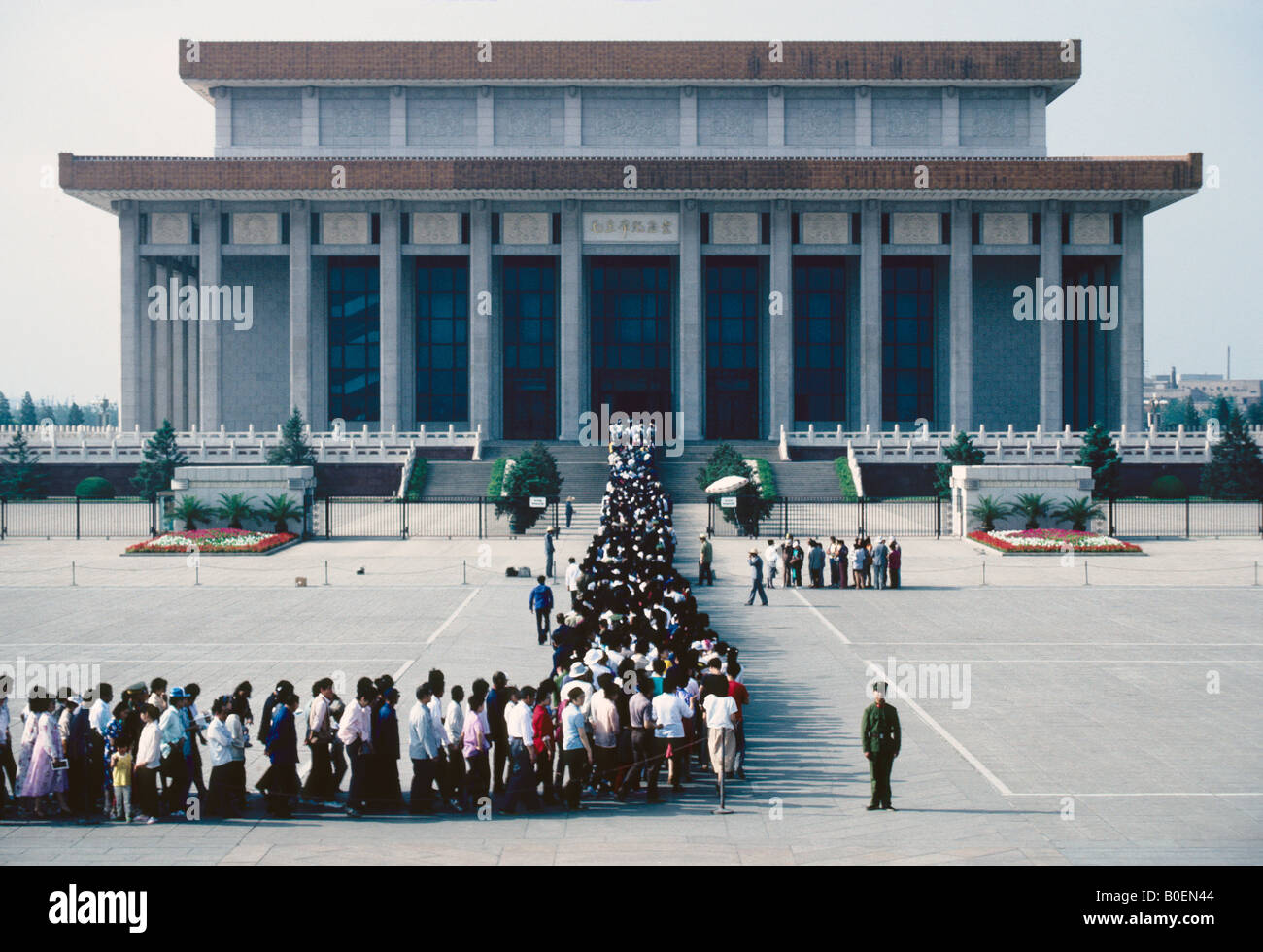 1988 line pour voir reste au président Mao Zedong Memorial Hall à la place Tiananmen à Beijing Banque D'Images