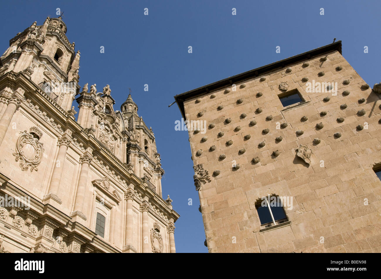 Casa de las Conchas et le La Clerecia à Salamanque Banque D'Images