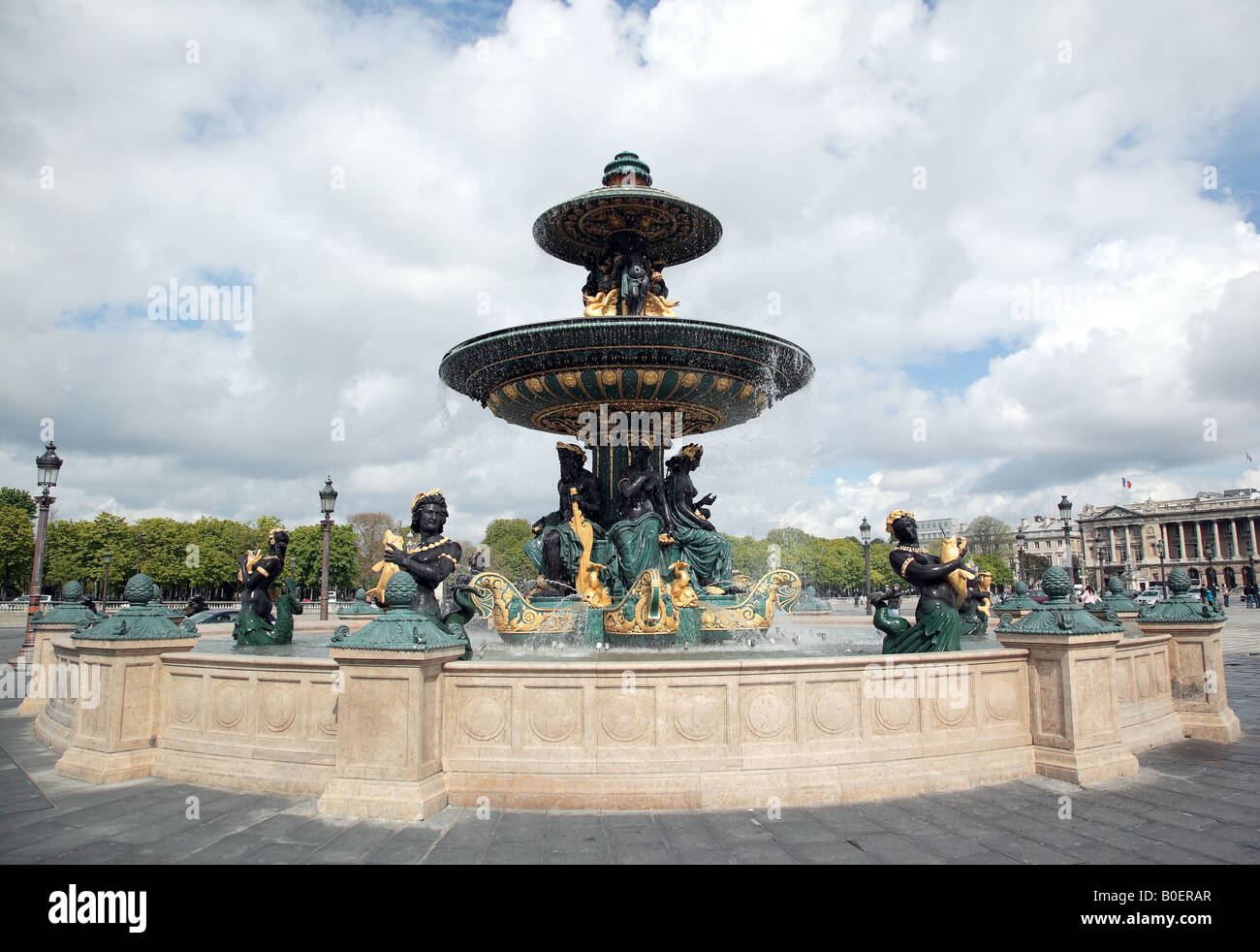 Une fontaine dans la place de la Concorde, Paris, France Banque D'Images