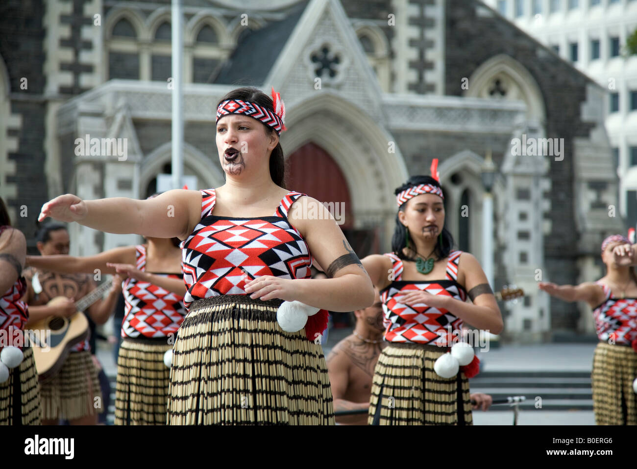 Danseuses maories à Christchurch exécutant des routines de danse traditionnelle maorie sur la place publique, photographiées danseuses féminines, Nouvelle-Zélande Banque D'Images