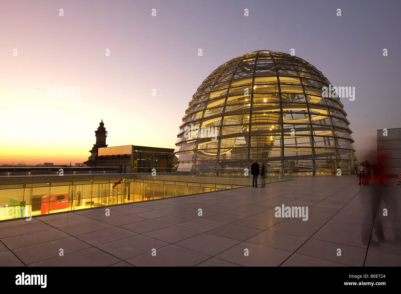 Bâtiment du Reichstag Berlin coupole toit terasse par Sir Norman Forster au crépuscule Banque D'Images
