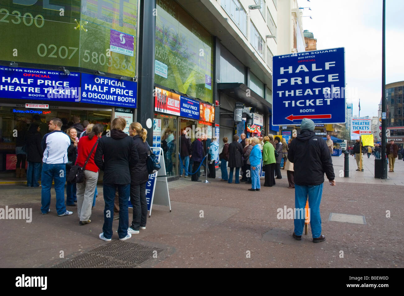 Les gens en face de coupe : billetterie à Leicester Square à Londres UK Banque D'Images