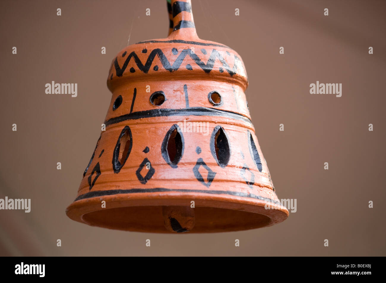 Une cloche en terre cuite conçu dans le style indien ethnique Banque D'Images