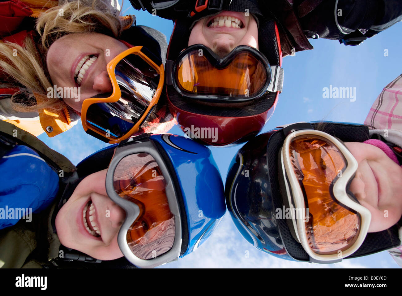 Mère avec des enfants portant des casques de ski Banque D'Images