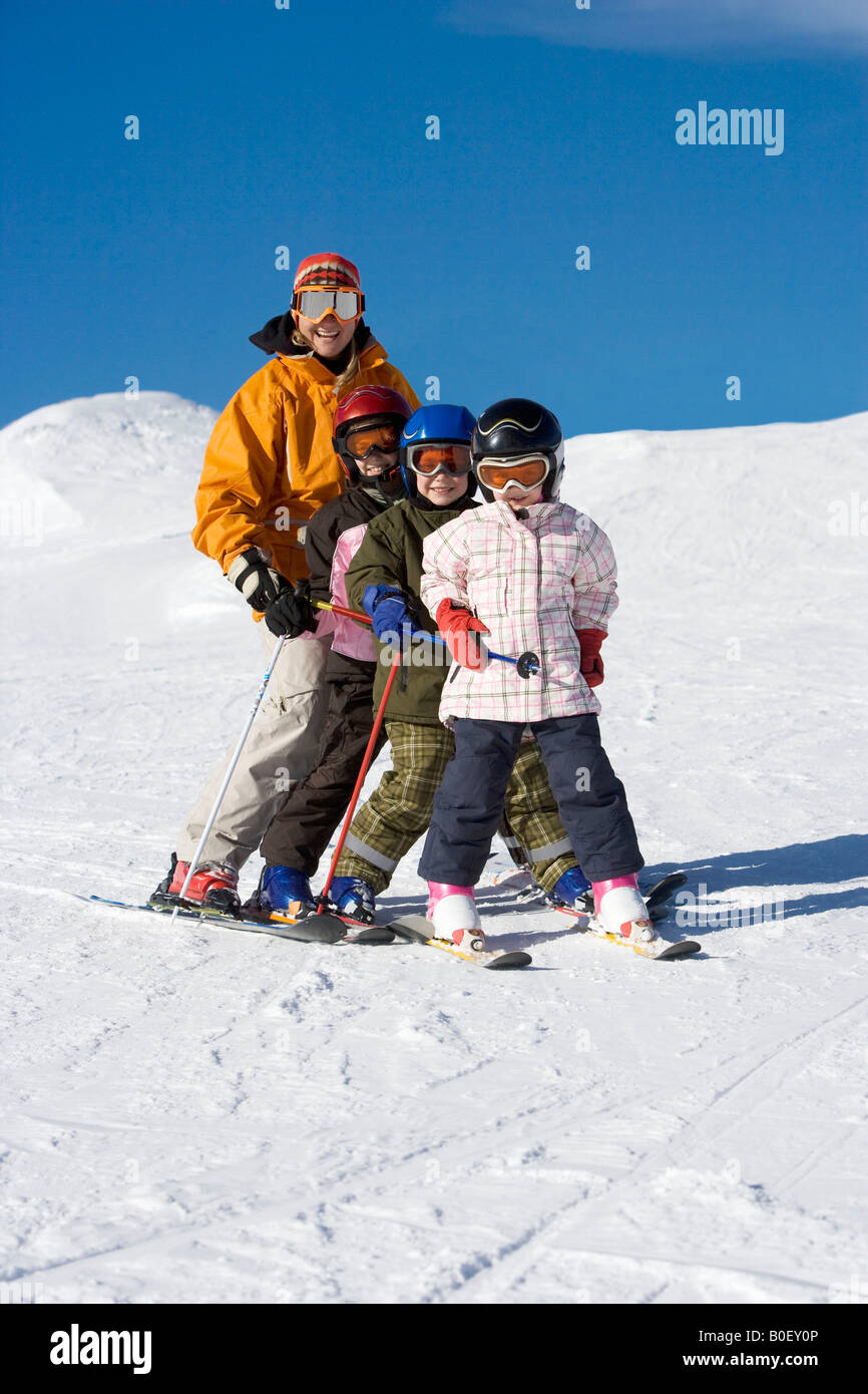 Mère avec enfants ski Banque D'Images