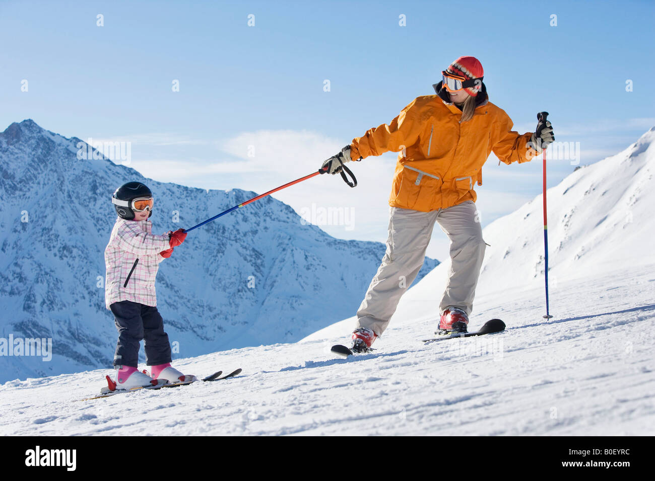 Mère Enfant tirant sur des skis Banque D'Images
