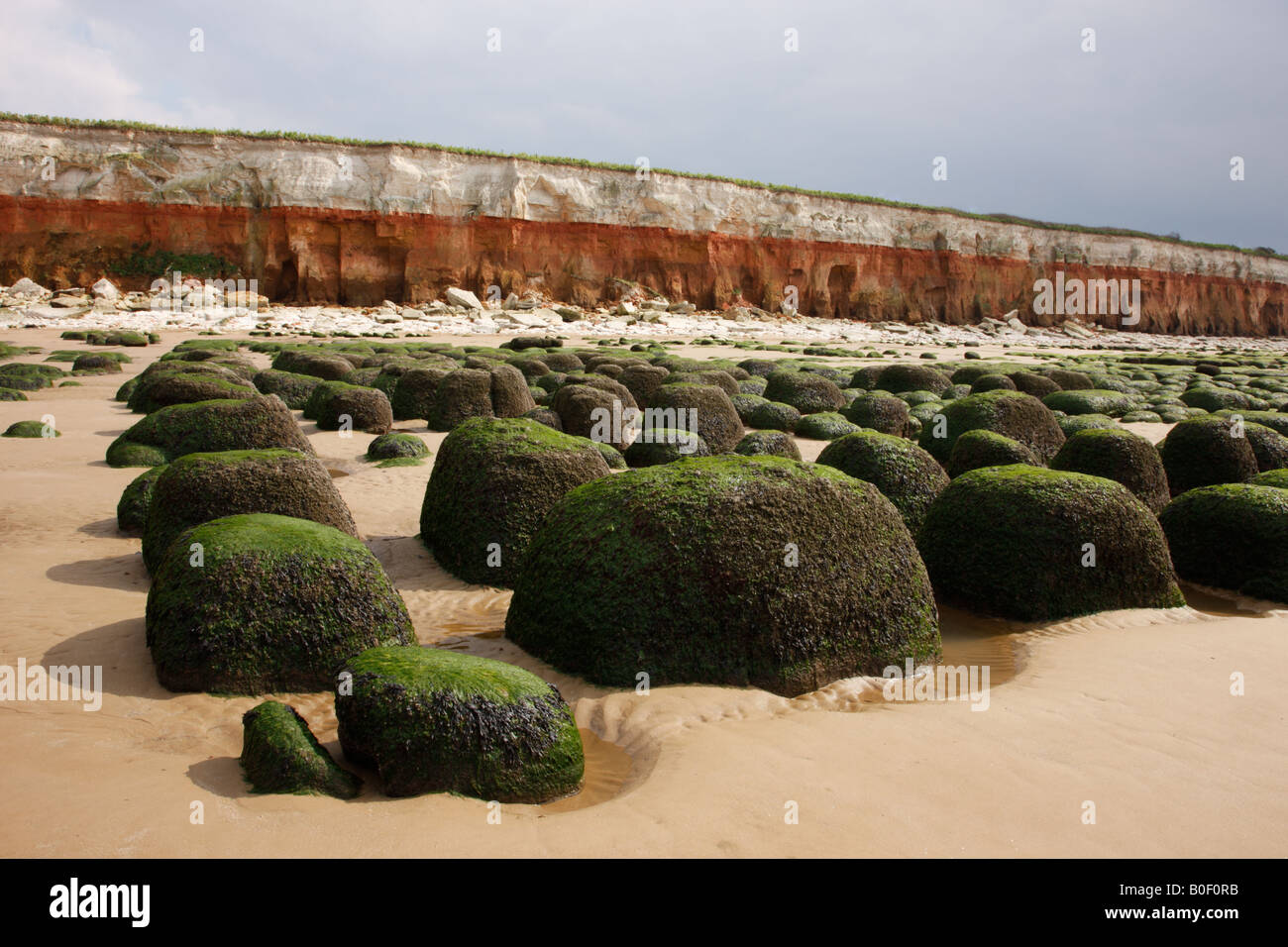 Vue sur le paysage de la formation rocheuse sous les falaises de craie et de grès, Hunstanton, Norfolk, Royaume-Uni Banque D'Images