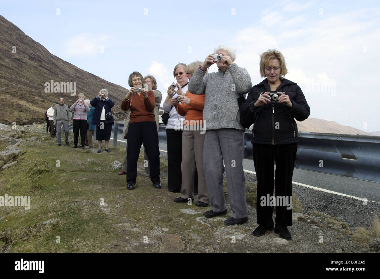 Les touristes font la queue pour prendre une photo sur l'île de Skye Ecosse Banque D'Images