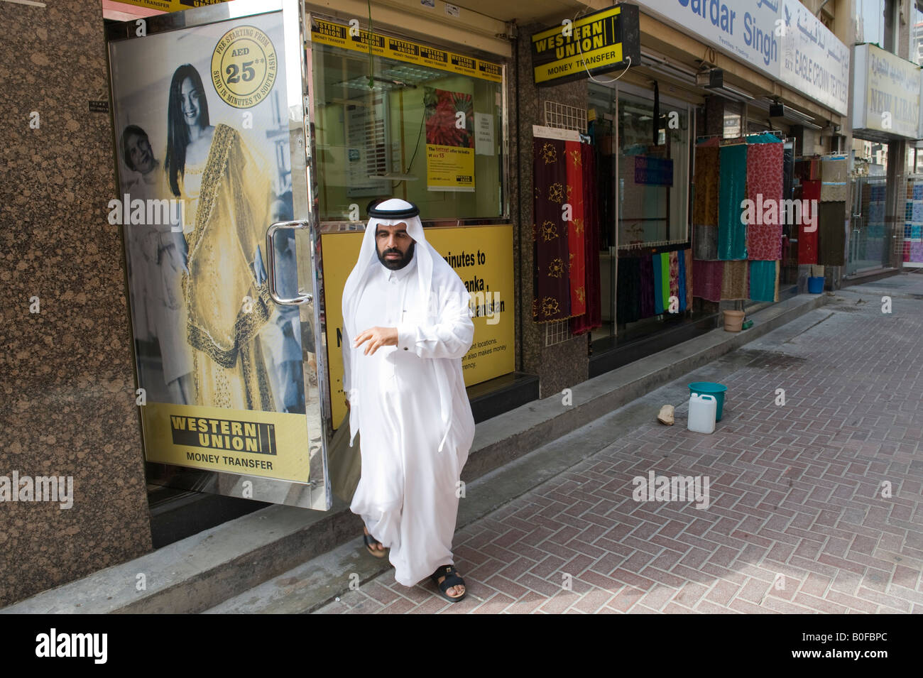 Dubaï, Émirats arabes unis (EAU). Le Souk (marché) en tissu. Un bureau de transfert d'argent Western Union Banque D'Images