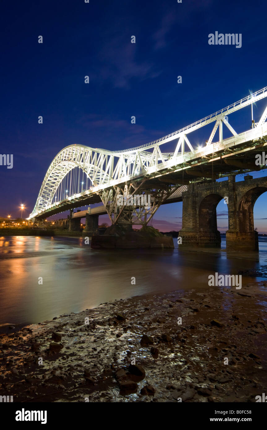 L'Aylesbury et Widnes Transporter Bridge sur la rivière Mersey, Runcorn, Cheshire, England, UK Banque D'Images