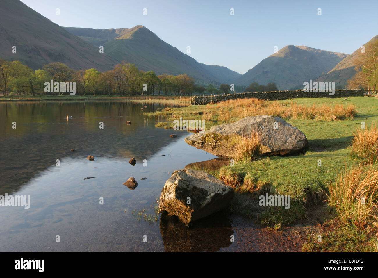La vue sur l'eau frères vers les montagnes de milieu Dodd/Rouge éboulis et caudale Moor, Lake District, Cumbria. UK Banque D'Images