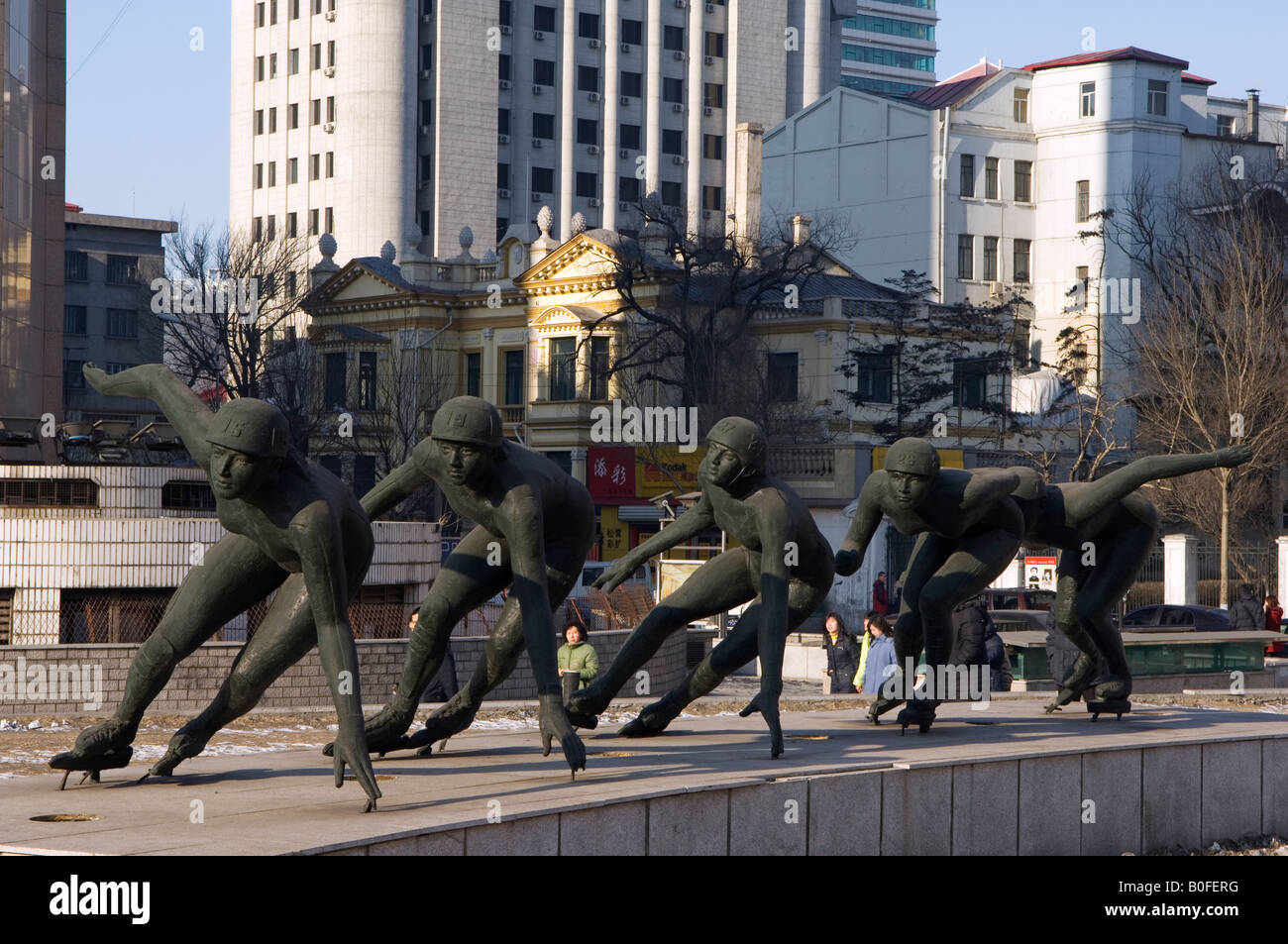 La province nord-est de la Chine La Chine Harbin une statue de femme les patineurs de vitesse sur glace Banque D'Images