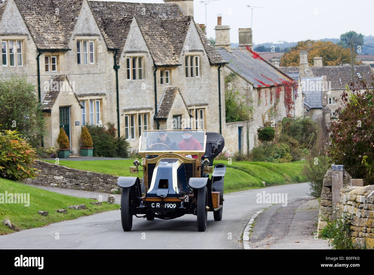 Vintage car les périphériques à Windrush village sur un vétéran Car Club rally jour Gloucestershire Royaume Uni Banque D'Images