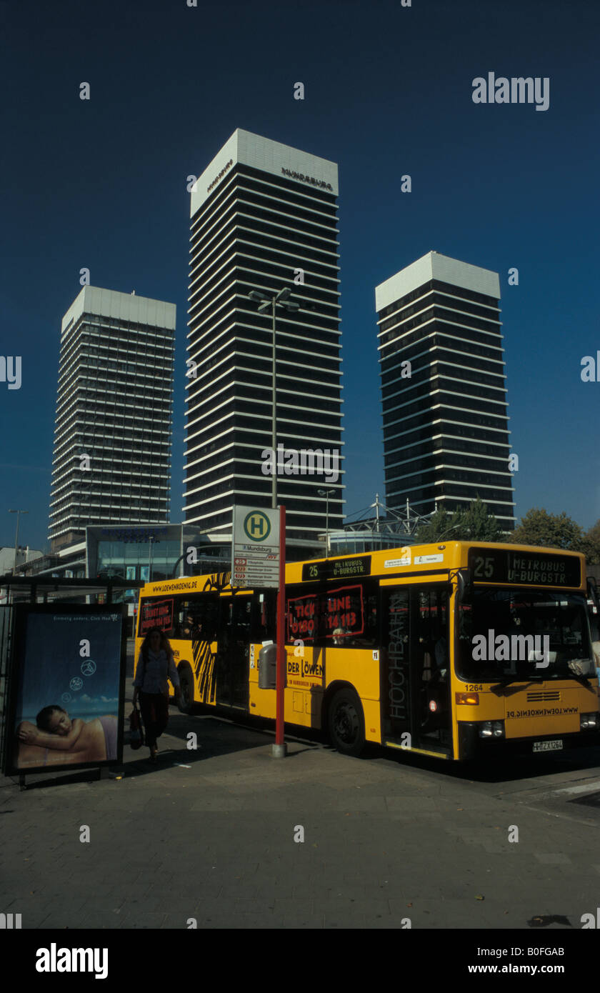 L'Hochhaeuser Mundsburg trois de seulement quelques immeubles de grande hauteur à Hambourg, construit dans les années 70, Allemagne Banque D'Images