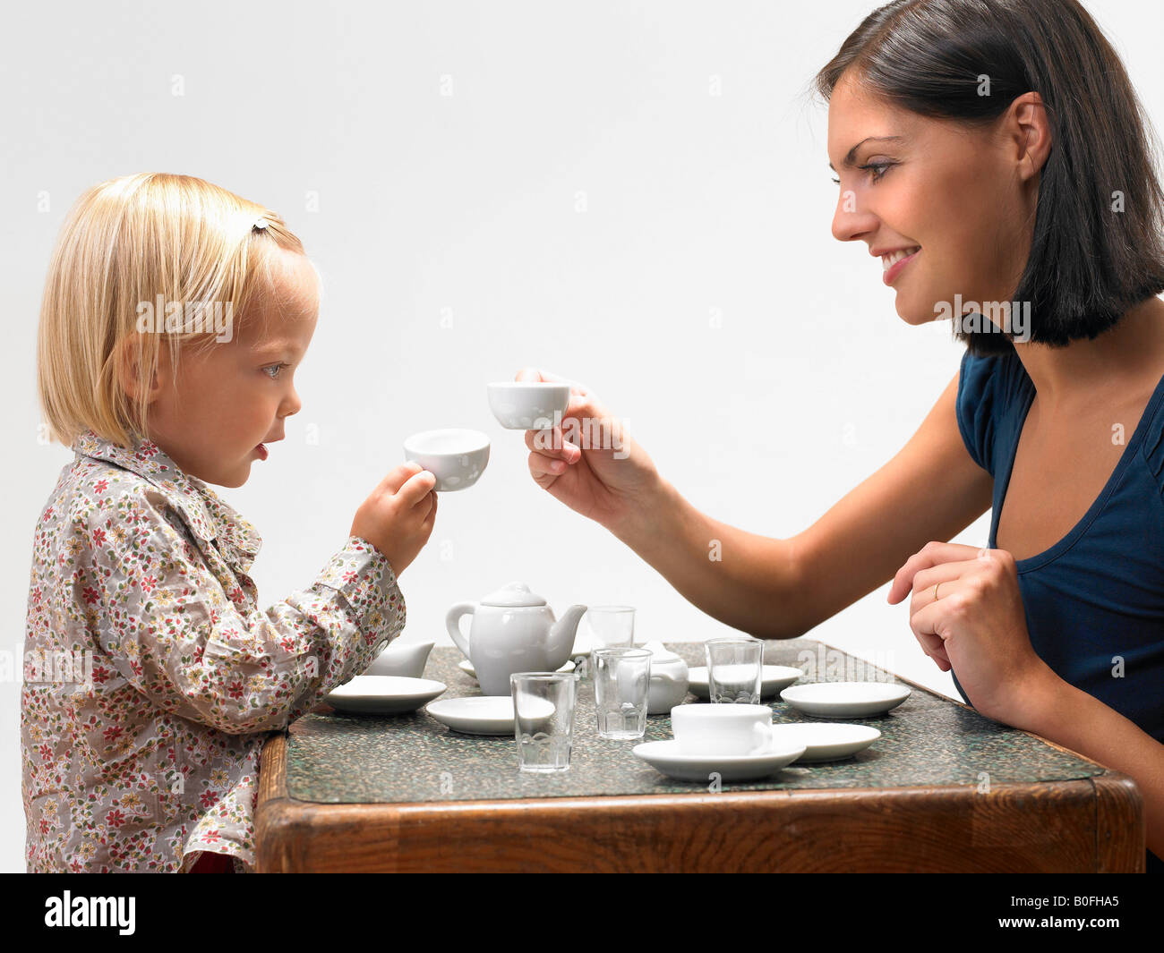 Mère et fille prenant le thé Banque D'Images