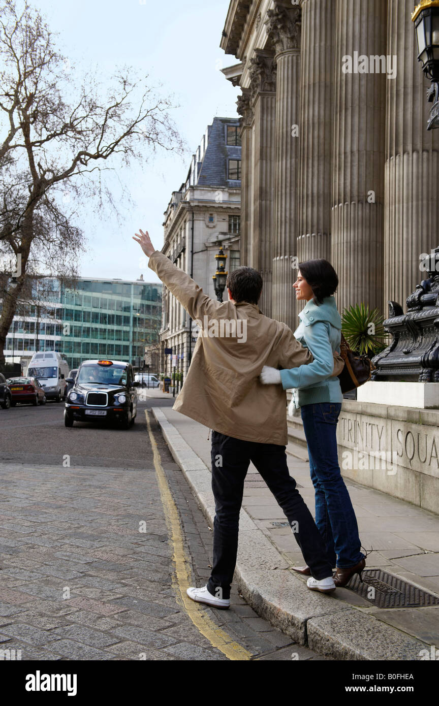 Couple hailing Taxi Londres Banque D'Images