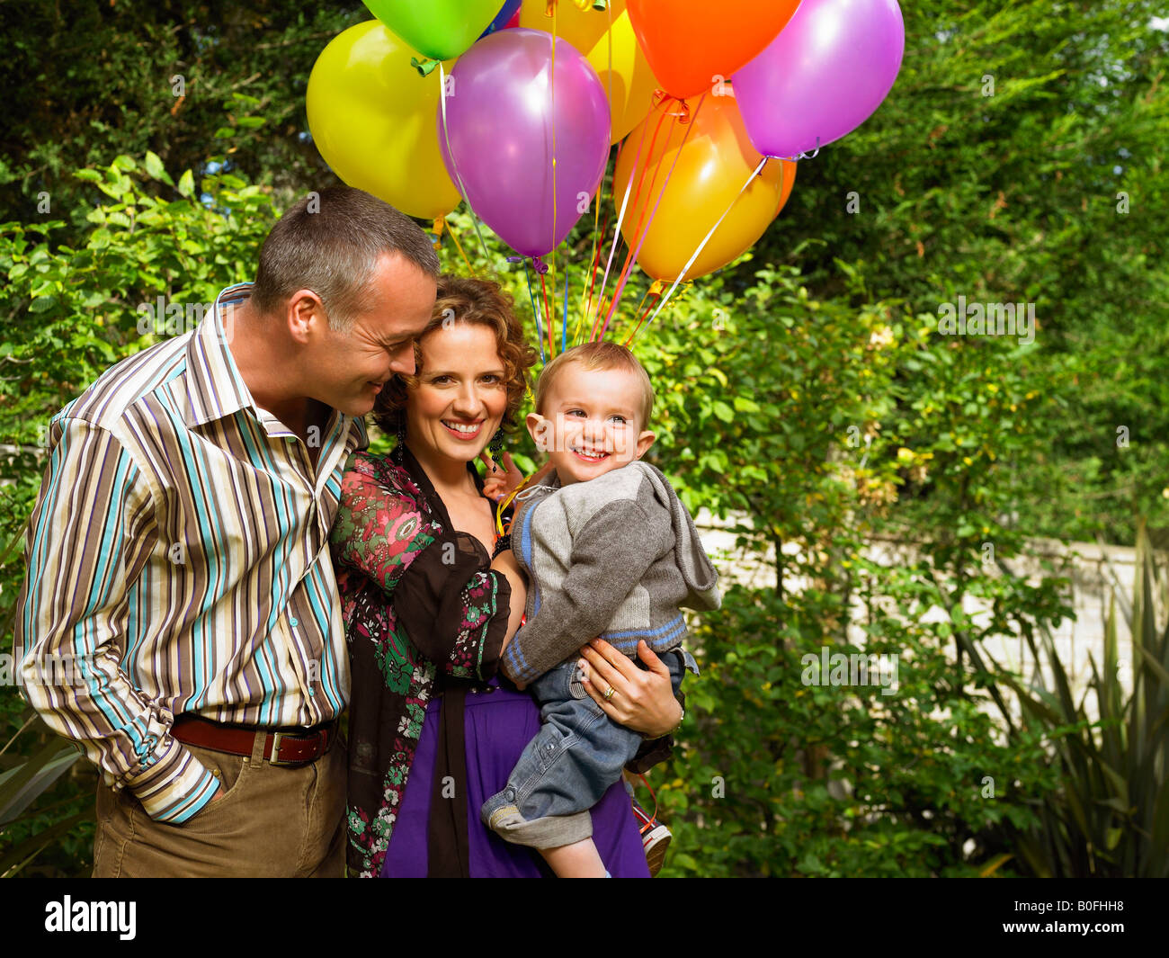 La mère, le père et le bébé avec des ballons Banque D'Images