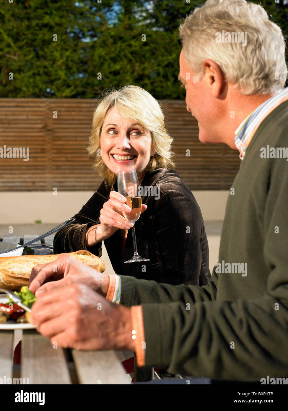 Senior couple eating meal outdoors Banque D'Images