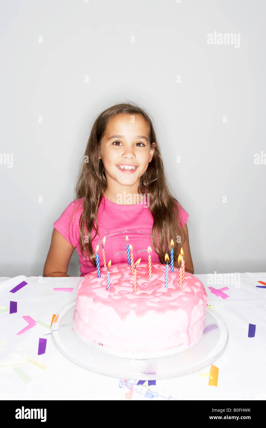 Fille avec gâteau d'anniversaire, des bougies allumées Banque D'Images