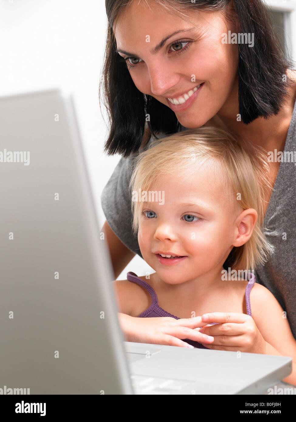 Mère et fille looking at a laptop Banque D'Images