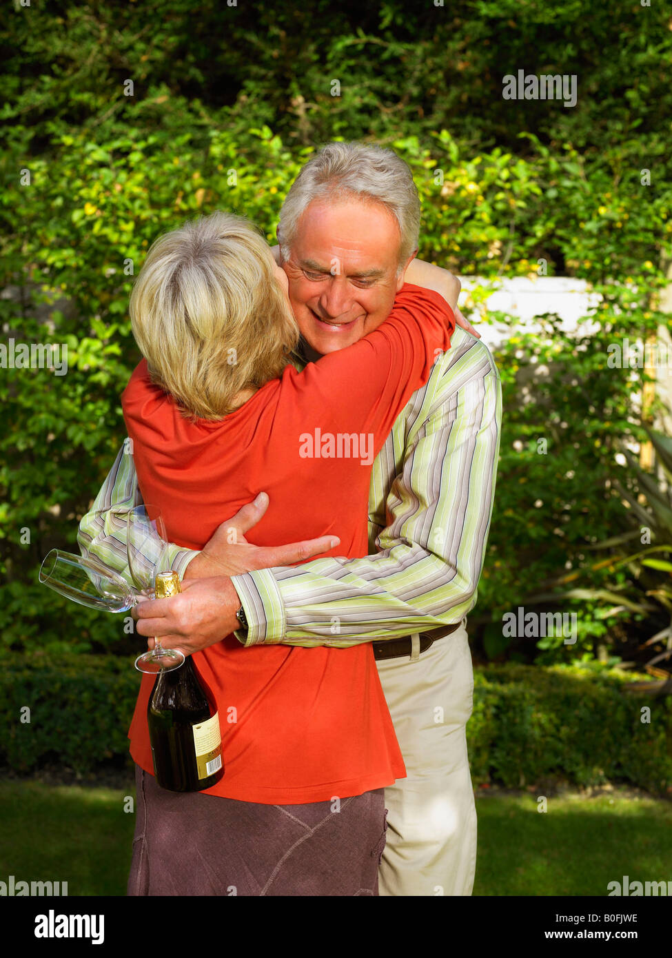 Senior couple hugging Banque D'Images