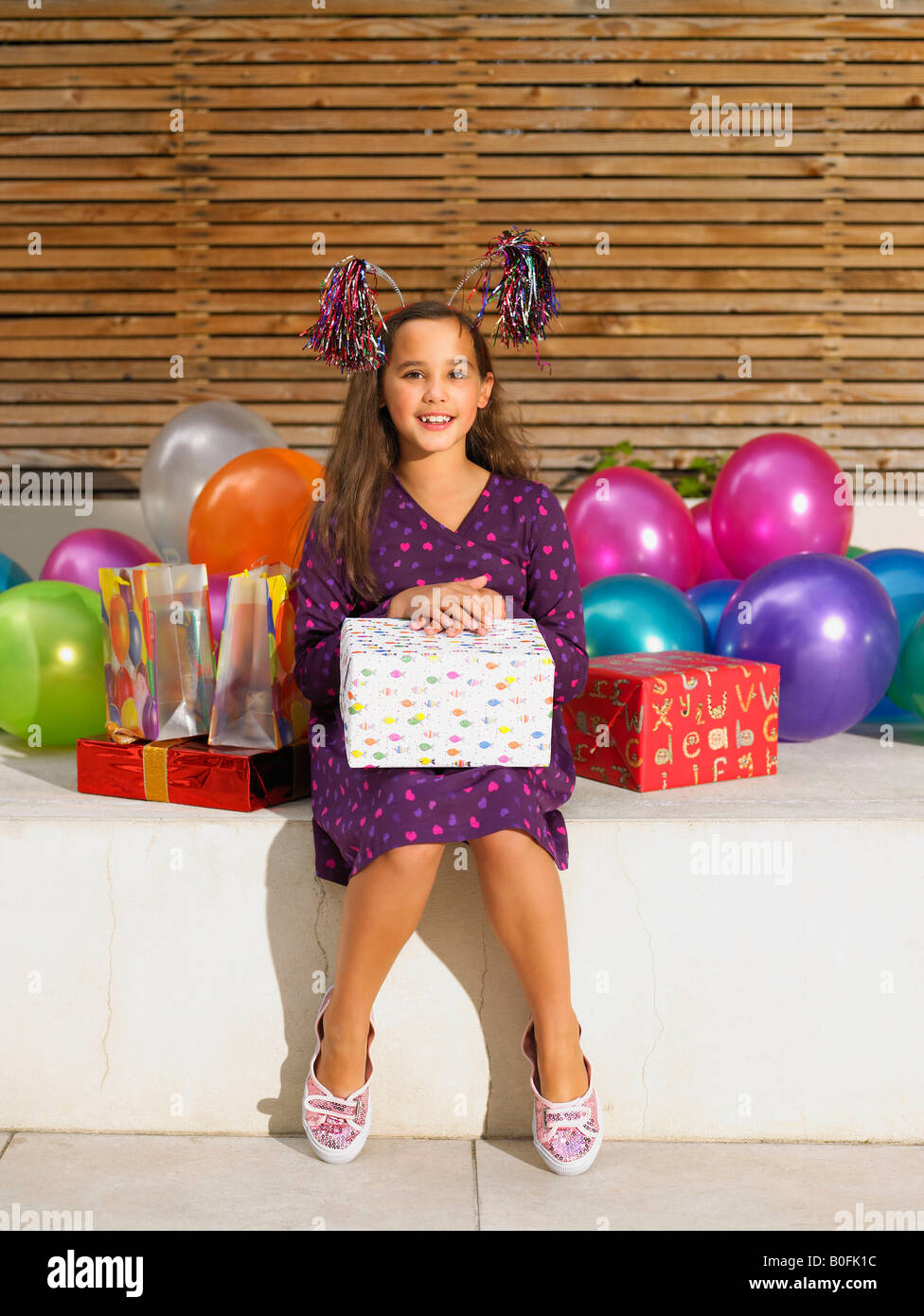 Girl (8-10) avec des cadeaux d'anniversaire Banque D'Images
