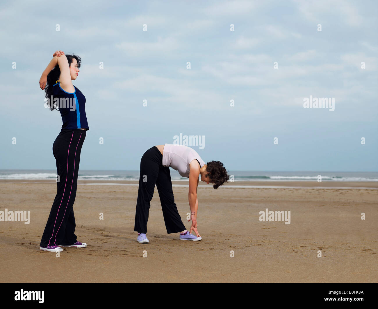 Deux jeunes femmes qui s'étend sur la plage Banque D'Images