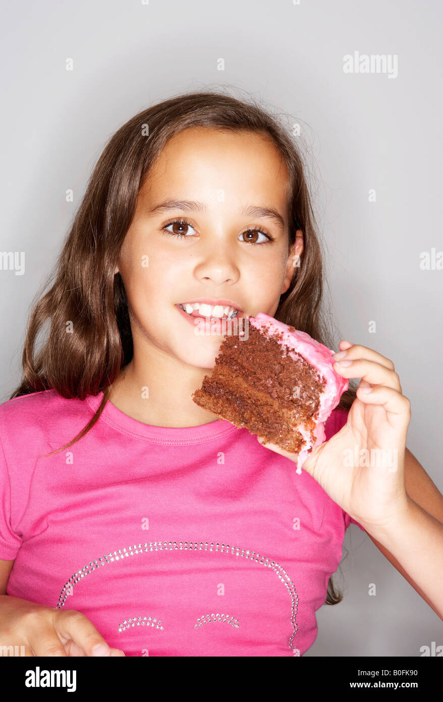 Girl holding large tranche de gâteau Banque D'Images