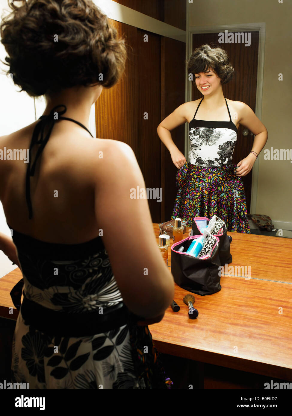 Essayer des vêtements féminins par le miroir Banque D'Images
