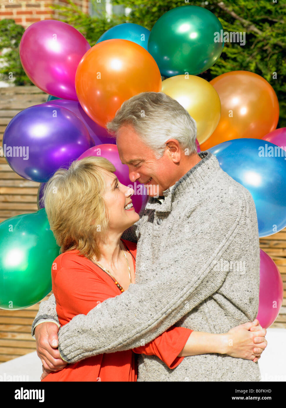 Senior couple hugging Banque D'Images