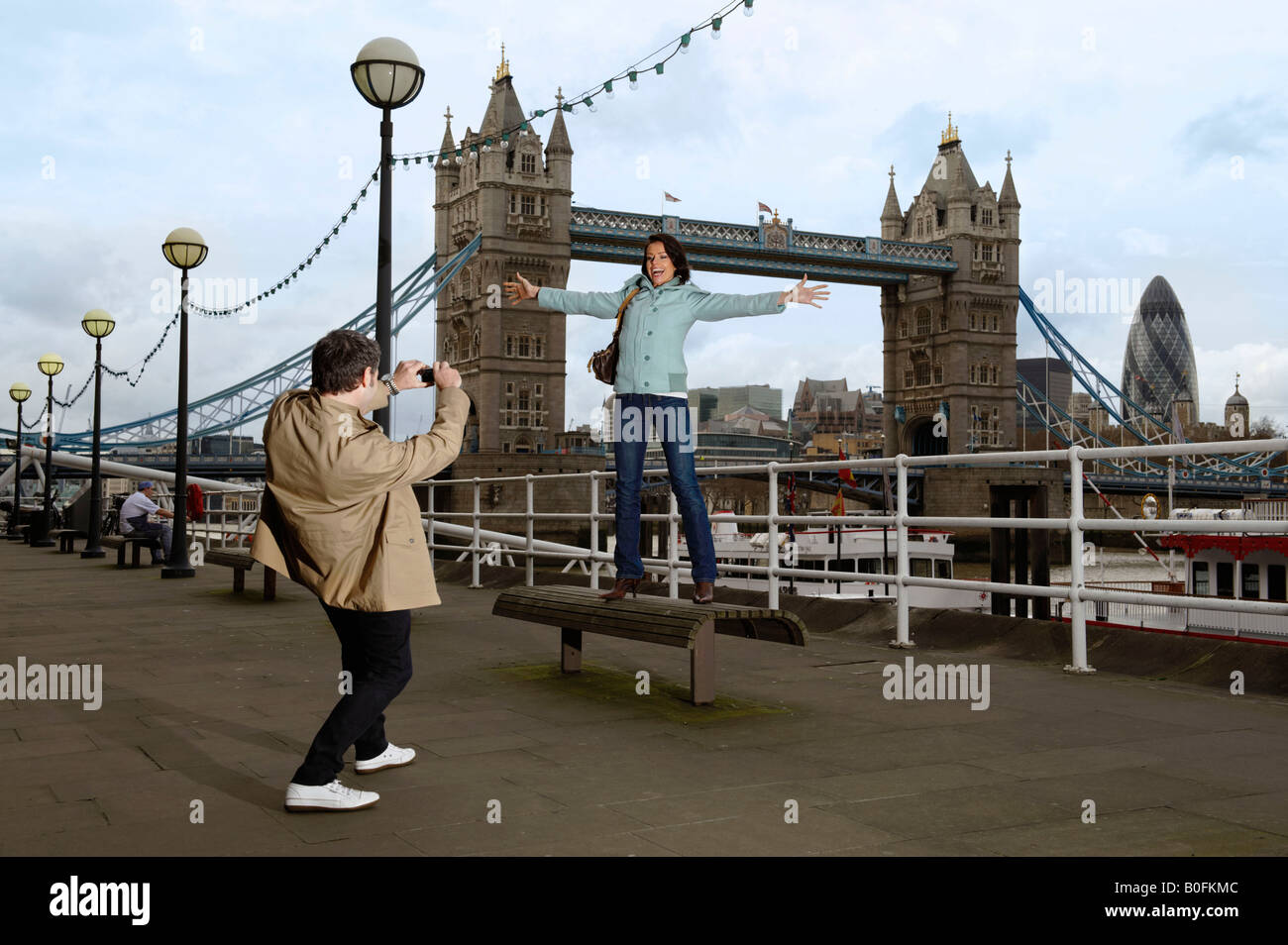 Les touristes en face de Tower Bridge Banque D'Images