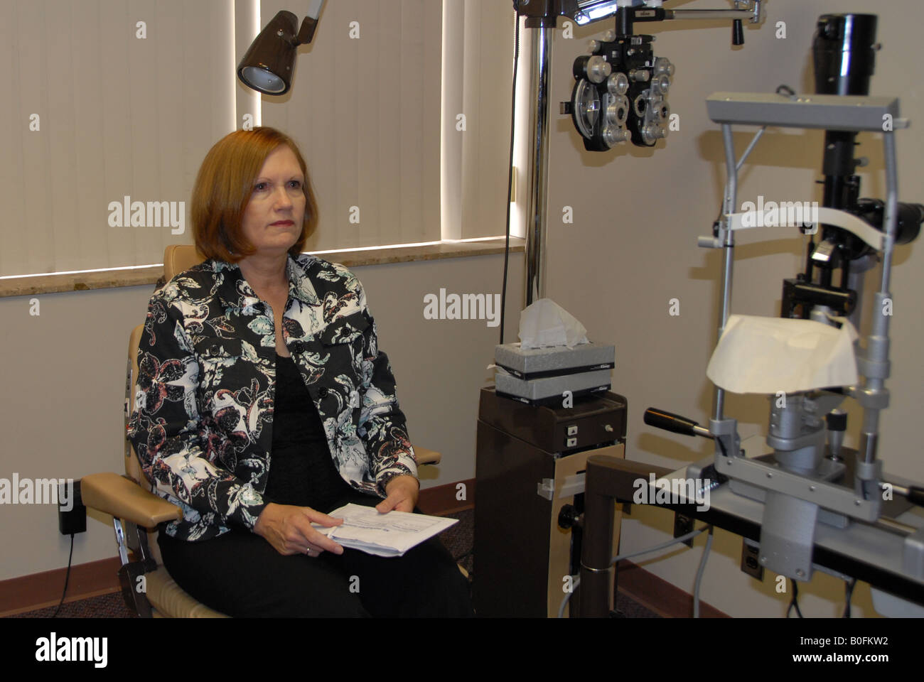 Une femme reçoit un examen de la vue. Banque D'Images