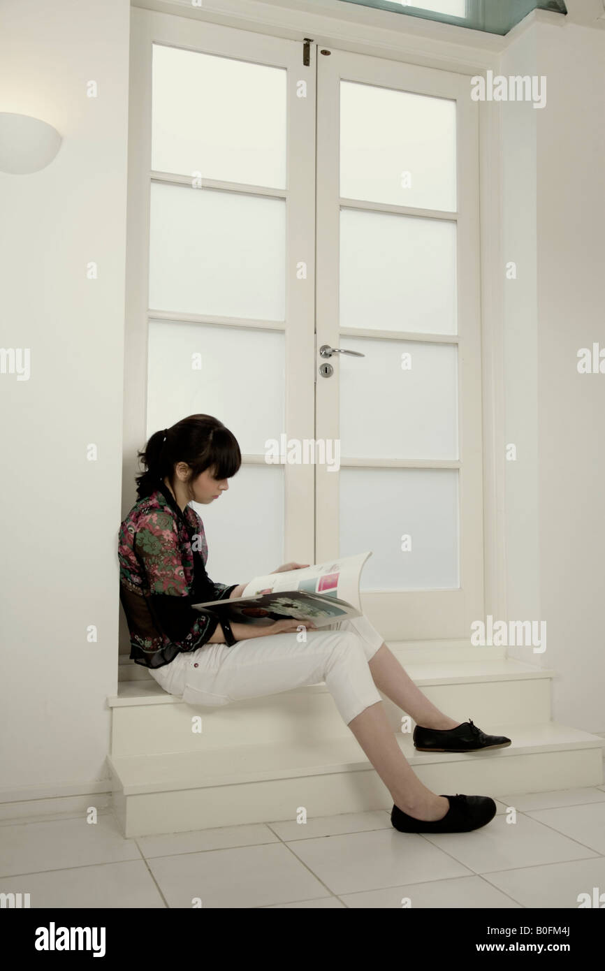 Portrait d'une femme assise sur une étape Banque D'Images