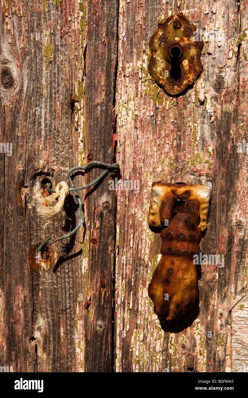 Rusty heurtoir main de Fatima Portugal Algarve bonne chance à l'abandon de la peinture ancienne serrure n'est pas oxydée pourris de texture Banque D'Images