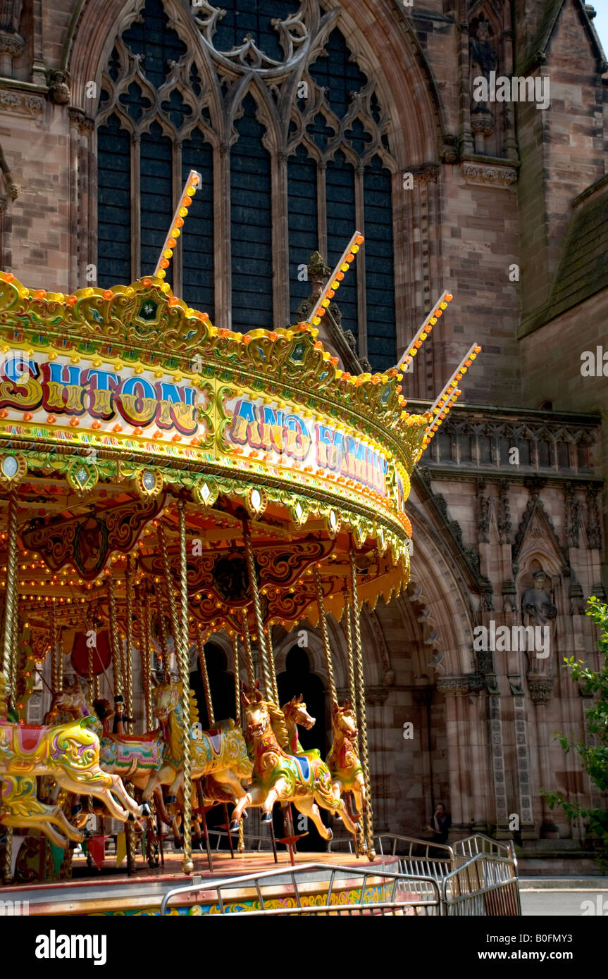 Merry Go Round en face de la cathédrale de Hereford Banque D'Images