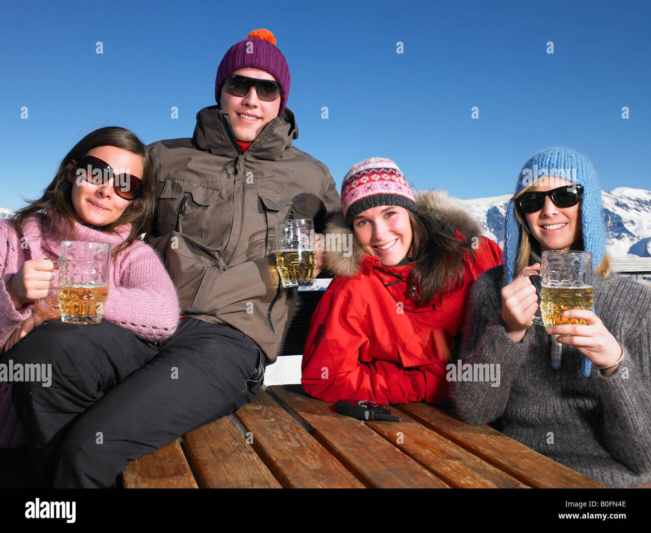 Groupe d'amis ayant verre sur terrasse Banque D'Images
