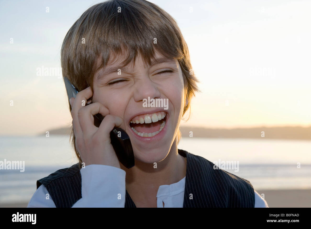 Jeune garçon on cell phone Banque D'Images