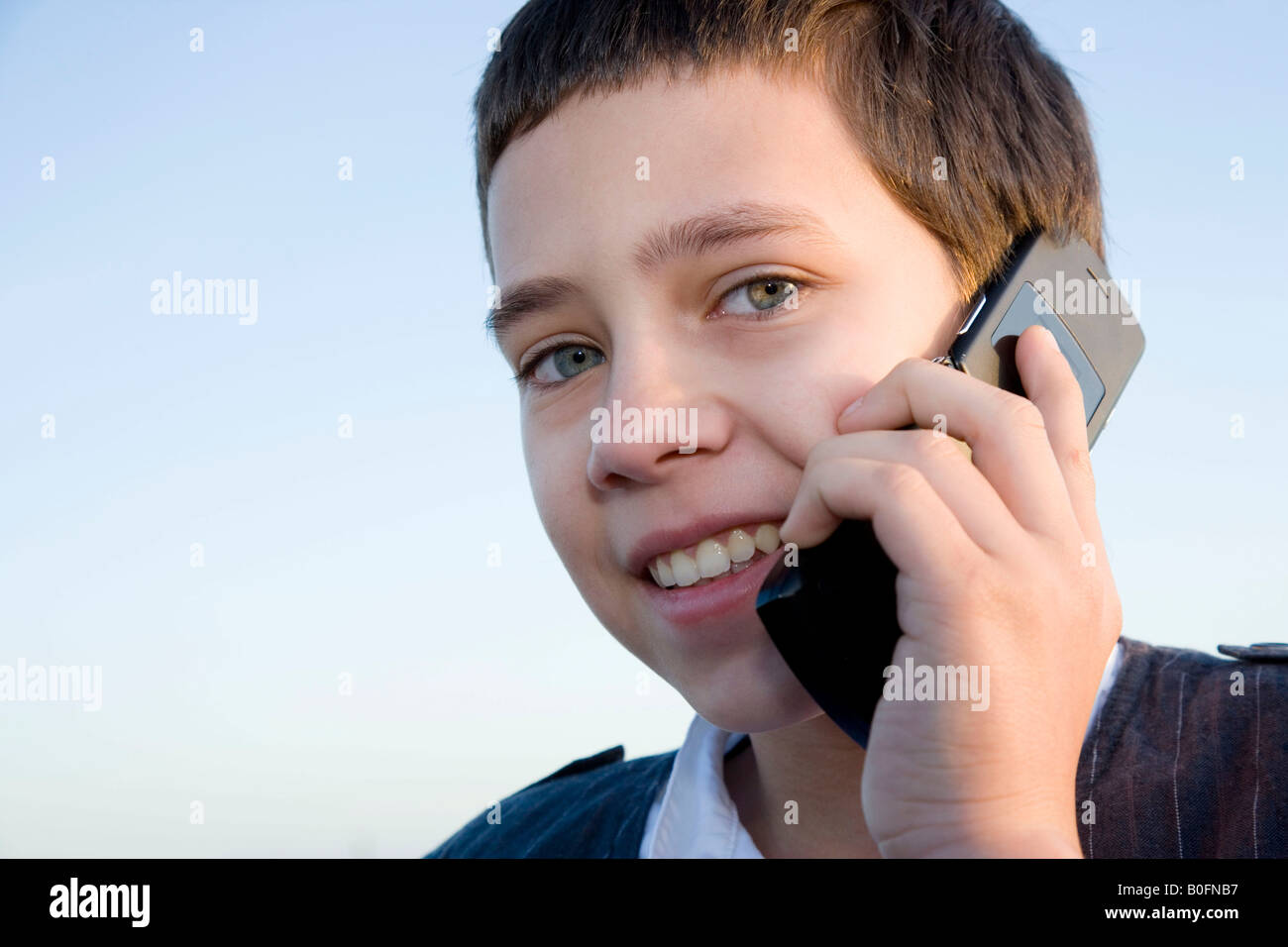 Jeune garçon on cell phone Banque D'Images