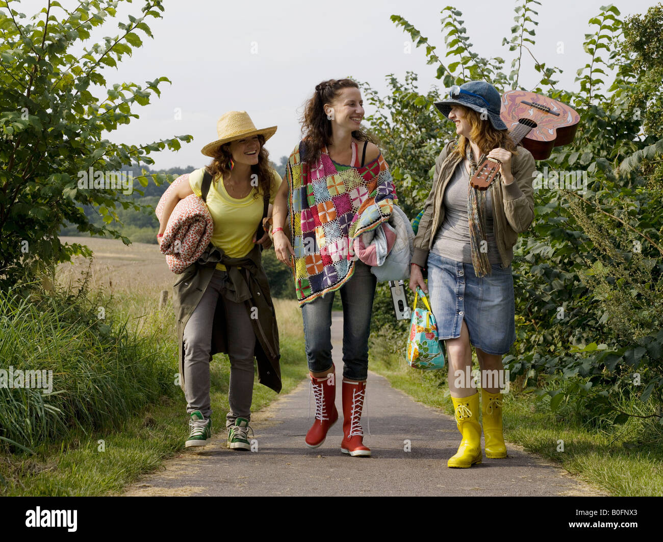 Trois femmes à marcher ensemble sur le chemin Banque D'Images