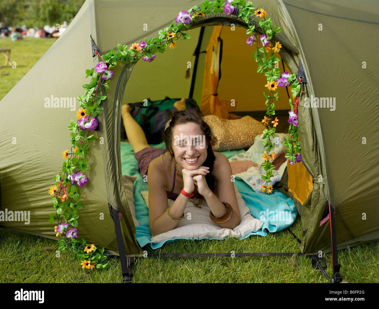 Femme couchée à l'intérieur de tente à out Banque D'Images
