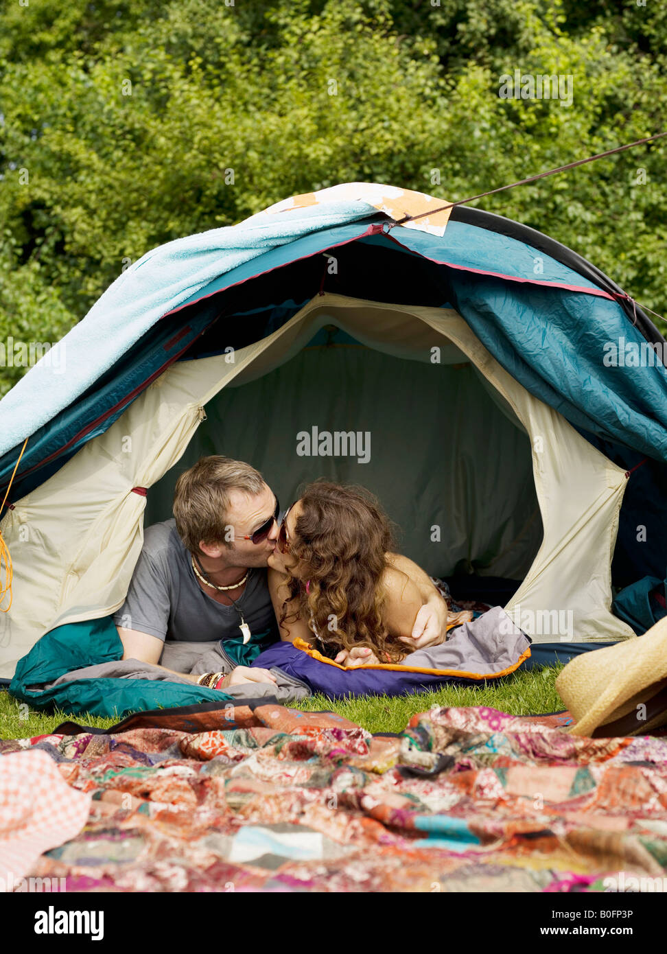 L'homme et la femme se trouvant à l'intérieur de tente Banque D'Images